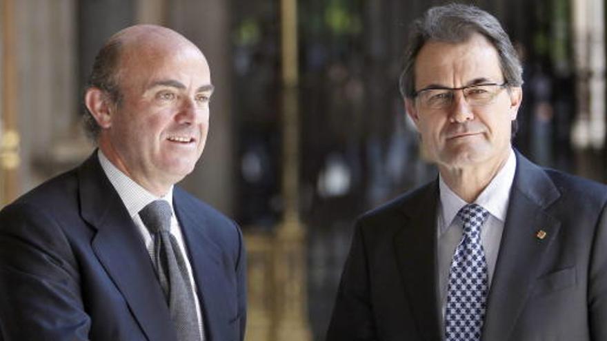 El presidente de la Generalitat de Cataluña, Artur Mas (d), saluda al ministro de Economía y Competitividad, Luis de Guindos, esta semana.