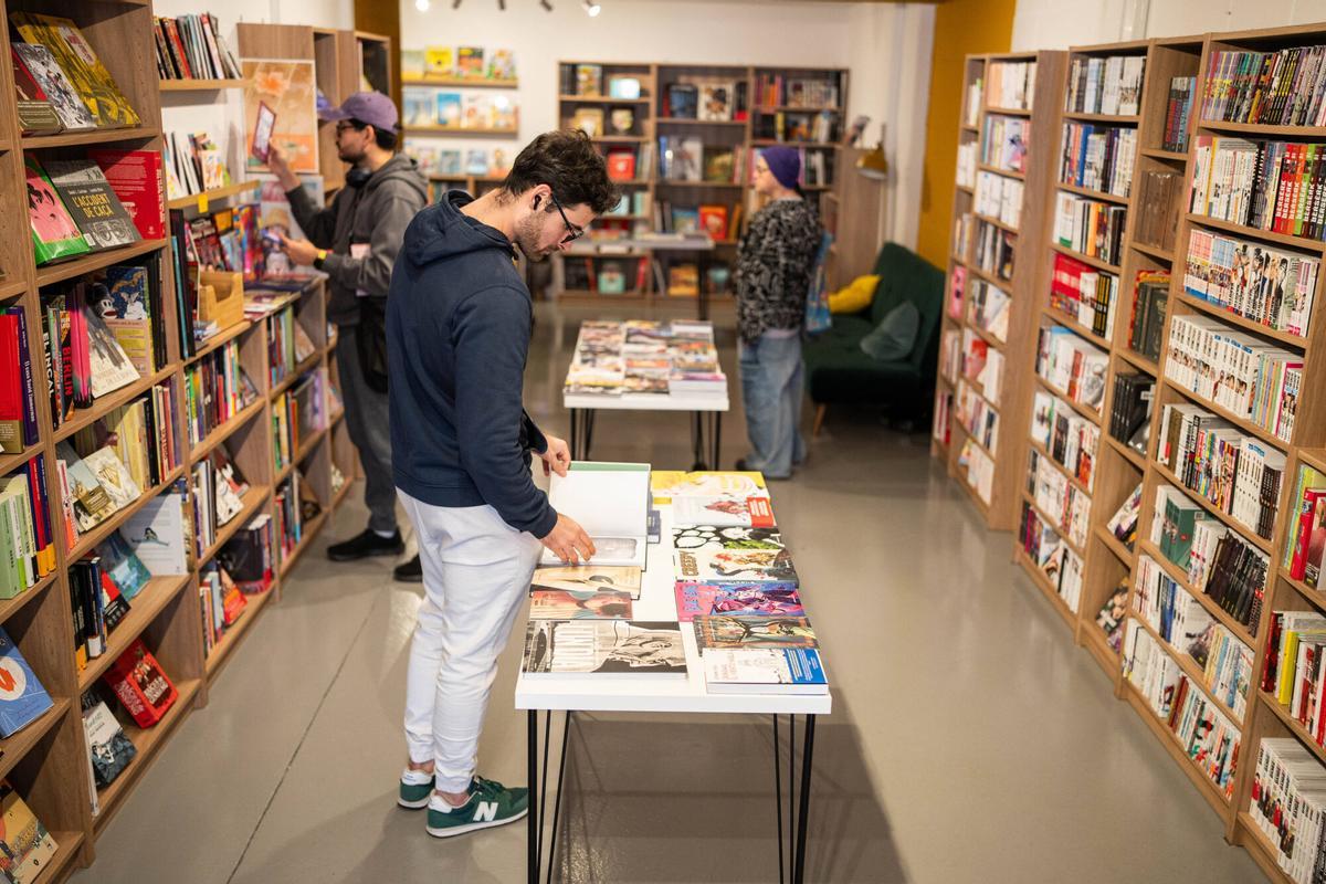 Barcelona. 19/02/2026 Cultura. Reportatge per a La Contra del diari a la llibreria de còmics Nausicaä, oberta fa pocs mesos per la jove emprenedora Ana Mar López, retratada al seu establiment. Foto: Zowy Voeten / El Periódico