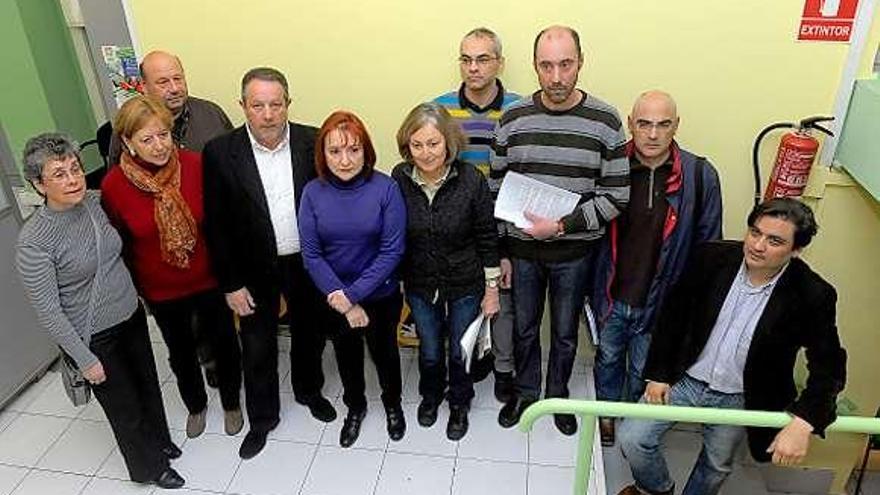 Representantes del colectivo «Escuela sin wi-fi», ayer, en Oviedo.