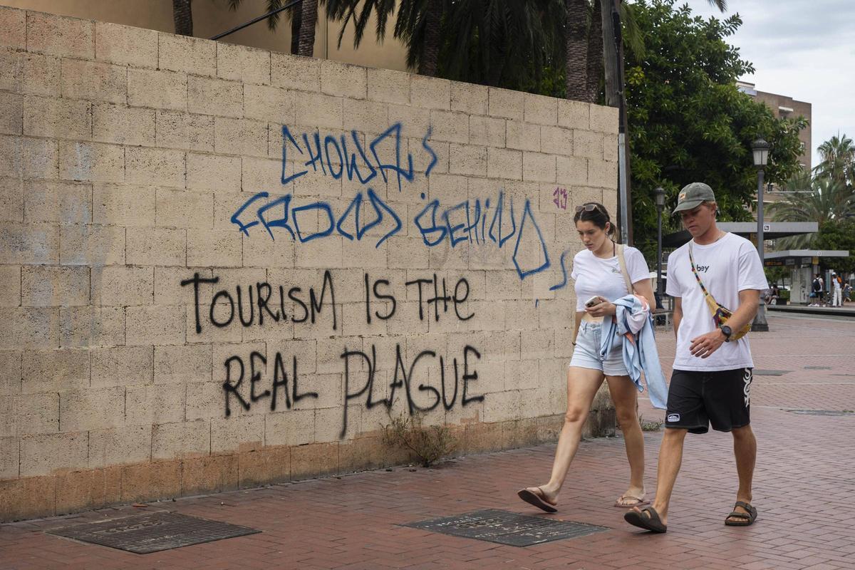 Pintadas en el Cabanyal contra el turismo.