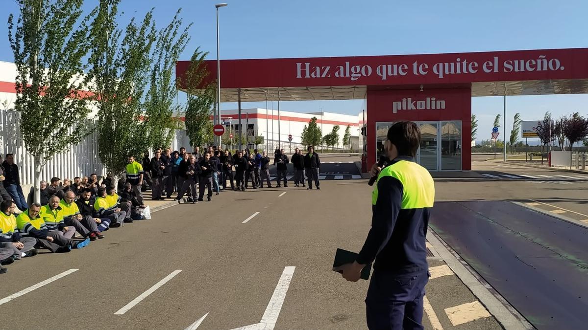 Concentración de protesta de los trabajadores de Pikolin, esta jueves a las puertas de la empresa.