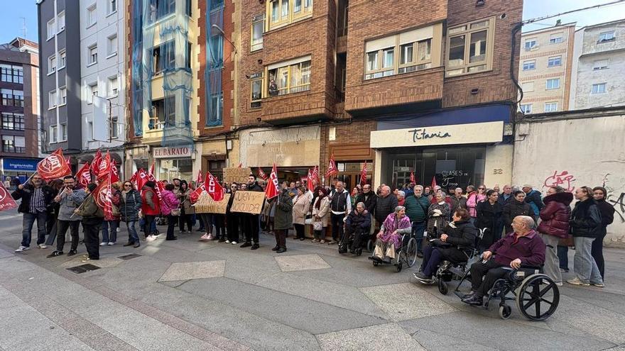 Trabajadores, usuarios y familiares de la residencia de mayores de Mieres protestan por los "recortes de personal"