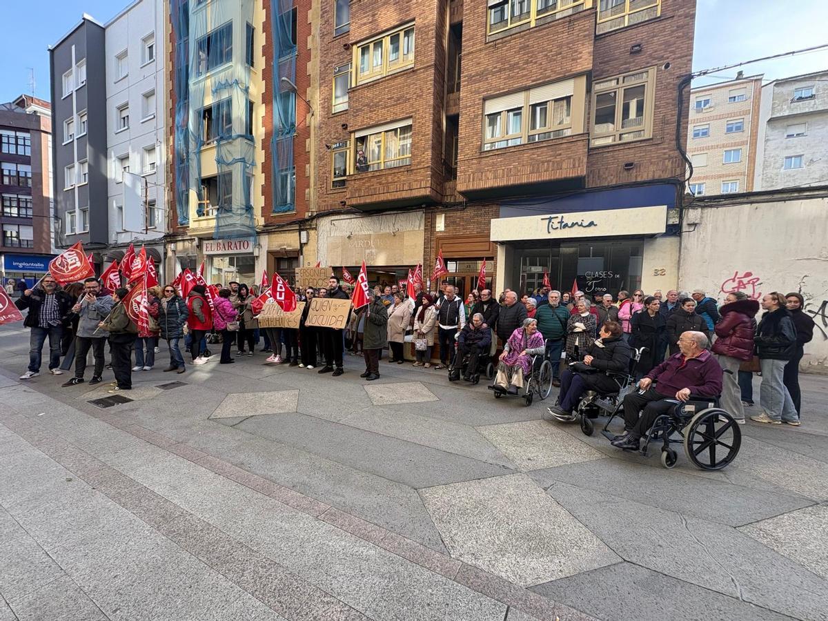 Protesta ante la residencia de mayores Valle del Caudal, en Mieres, por los recortes de personal