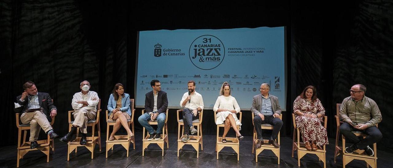 De izq. a dcha., Tilman Kuttenkeuler, director general de la Fundación Auditorio y Teatro de Las Palmas de Gran Canaria; Juan Armas, director de proyectos de Promotur; Carolina Alonso, concejala de Cultura del Ayuntamiento de Santa Brígida; Alberto Aguiar Lasso, consejero de Cultura del Cabildo de Lanzarote; Juan Márquez, viceconsejero de Cultura y Patrimonio Cultural; Guacimara Medina, consejera de Cultura del Cabildo de Gran Canaria; Prisco Navarro, concejal de Distrito del Ayuntamiento de Las Palmas de Gran Canaria; Elena Espino, concejala de Cultura del Ayuntamiento de San Bartolomé de Tirajana; y Miguel Ramírez, director del Festival Canarias Jazz &amp;amp; Más.