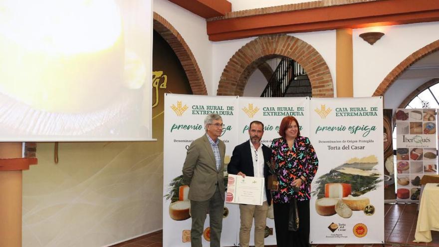 El gerente de Quesos Doña Francisca recibe el premio a la mejor DOP Torta del Casar.