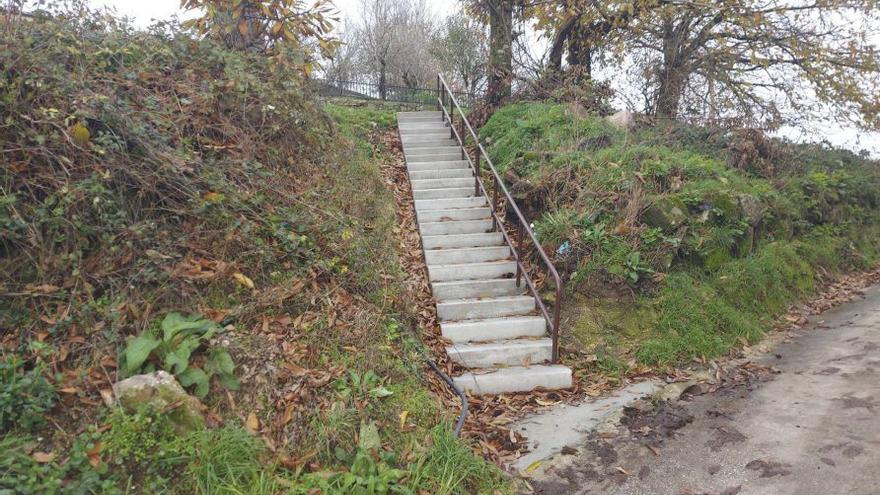 Las escaleras comunican las dos zonas de la aldea.