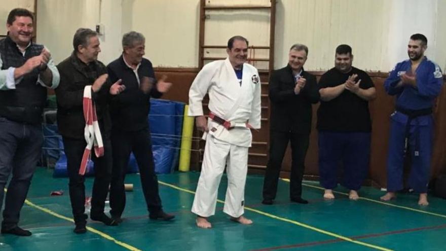 Bernardo Romay, con judogi, junto a sus antiguos alumnos. |  // LOC