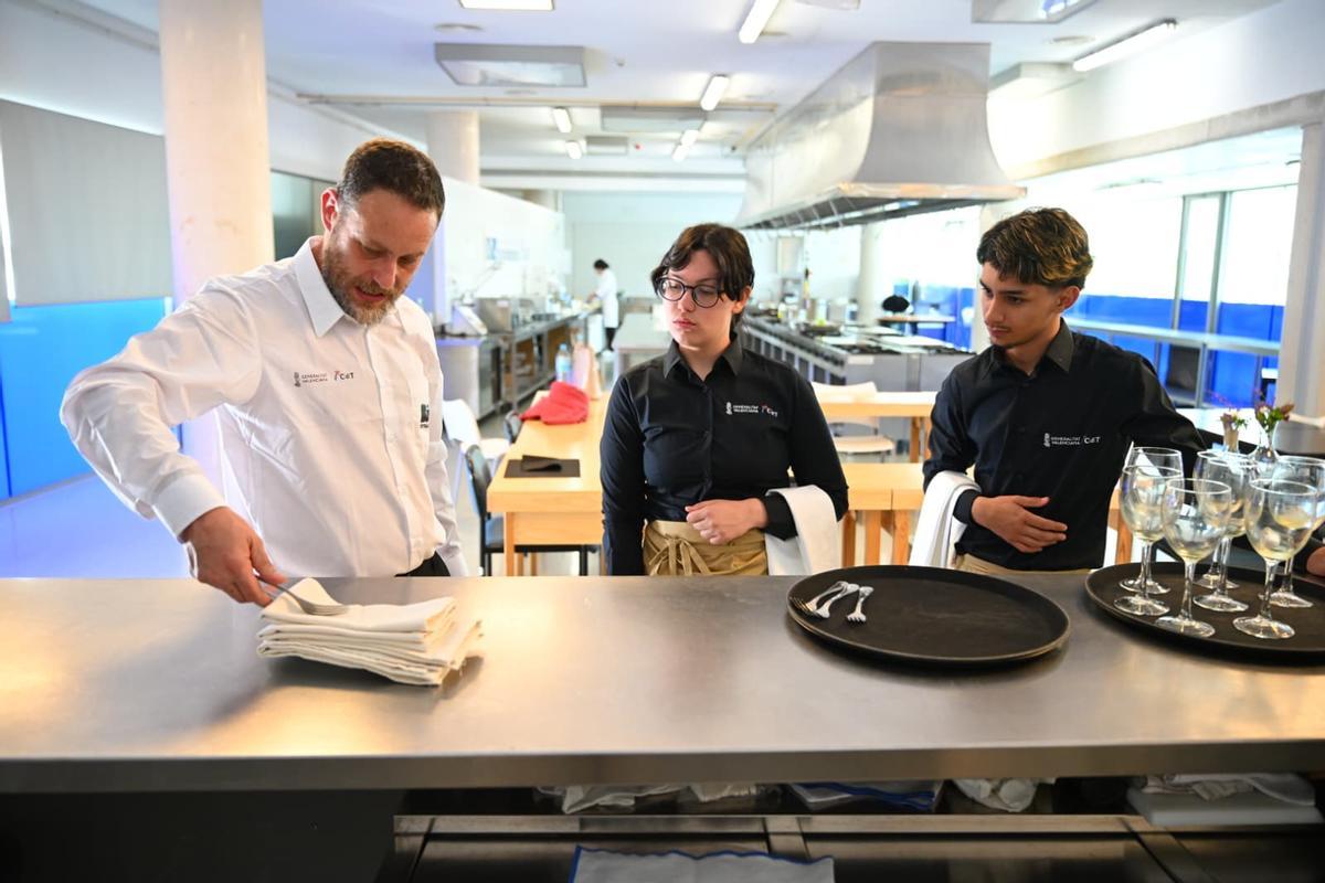 Uno de los docentes de sala da pautas a los alumnos en la Escuela de Hostelería de Elche