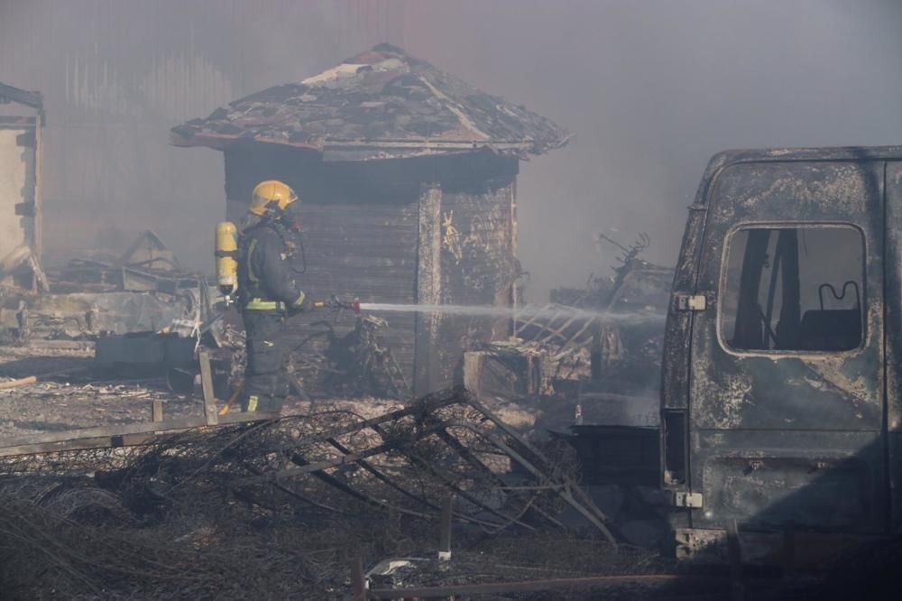 Incendio en un desguace del polígono Guadalhorce