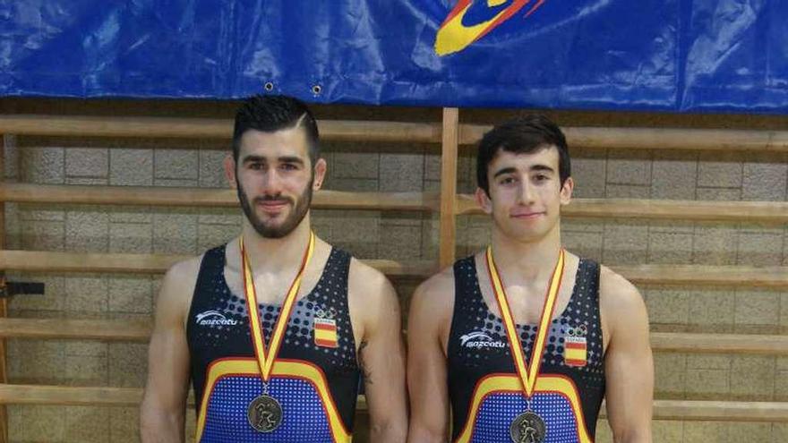 Carlos Gilabert y Carlos Álvarez con sus medallas.