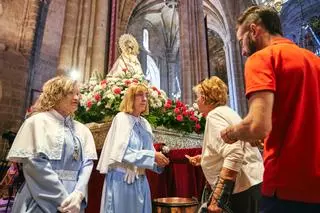 Colas desde primeras horas para el besamanto de la Virgen de la Montaña