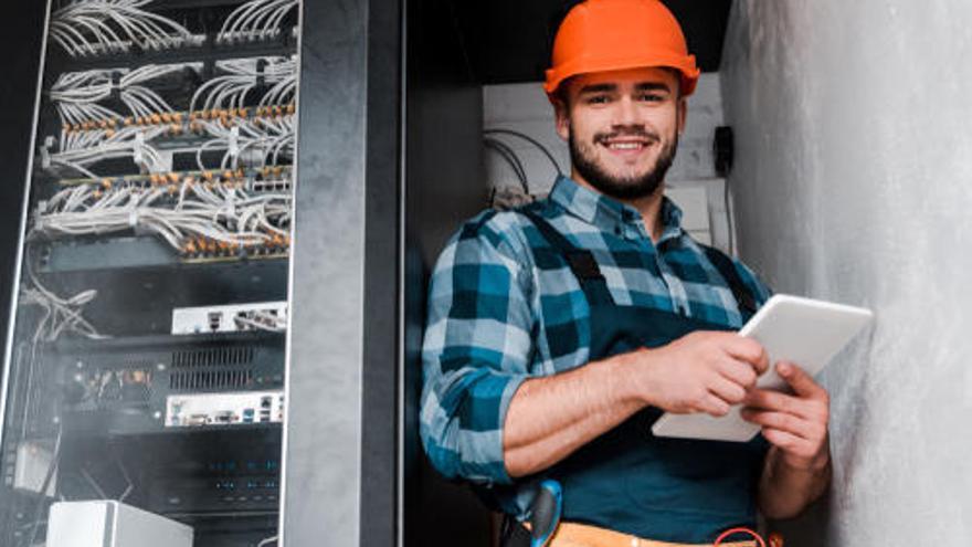 Técnicos agrícolas, electricistas y comerciales.