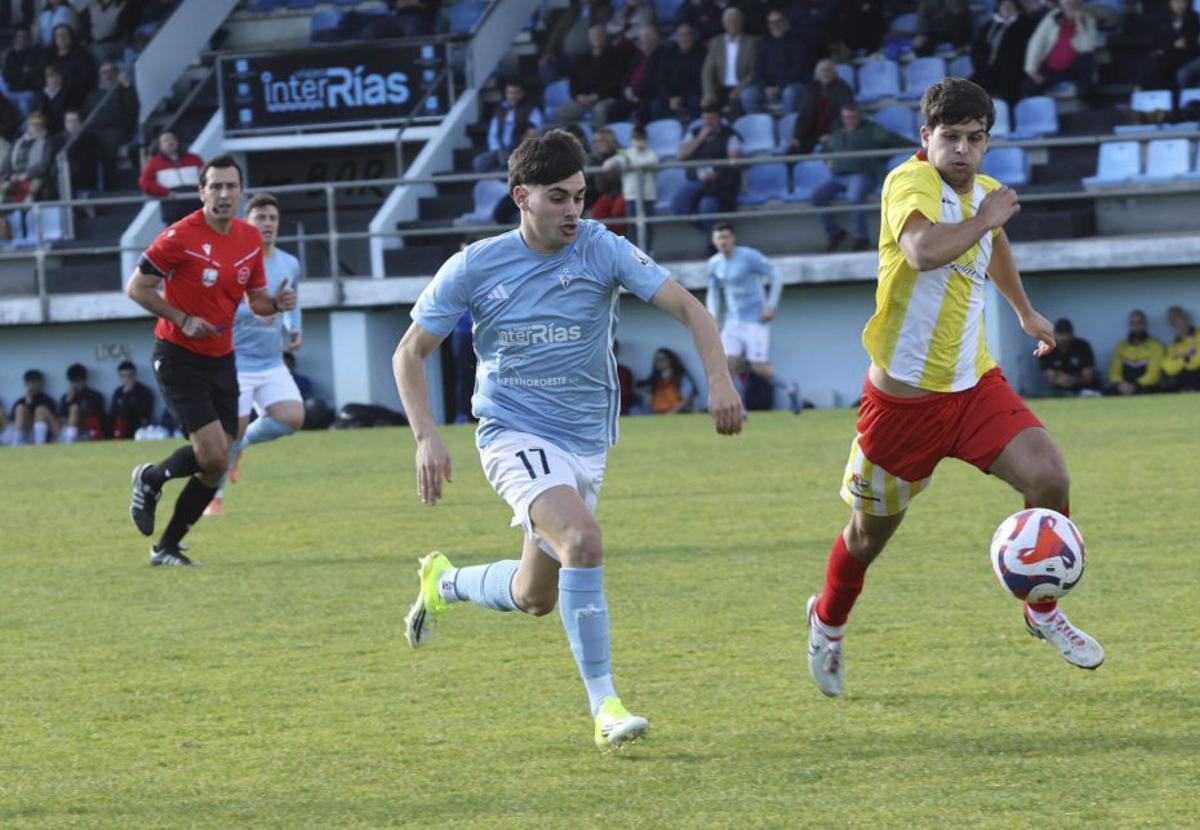 Martín persigue el balón en disputa con un defensor visitante. | NOÉ PARGA