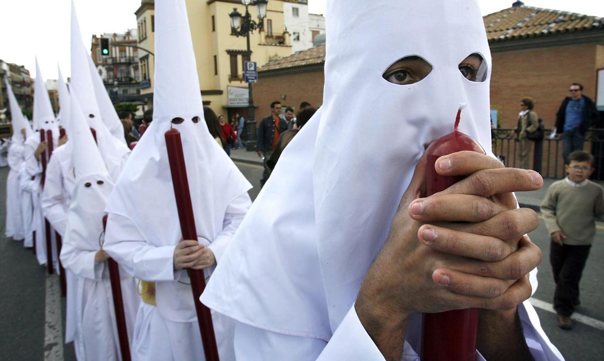 Varios nazarenos de la hermandad de San Gonzalo, en Sevilla.