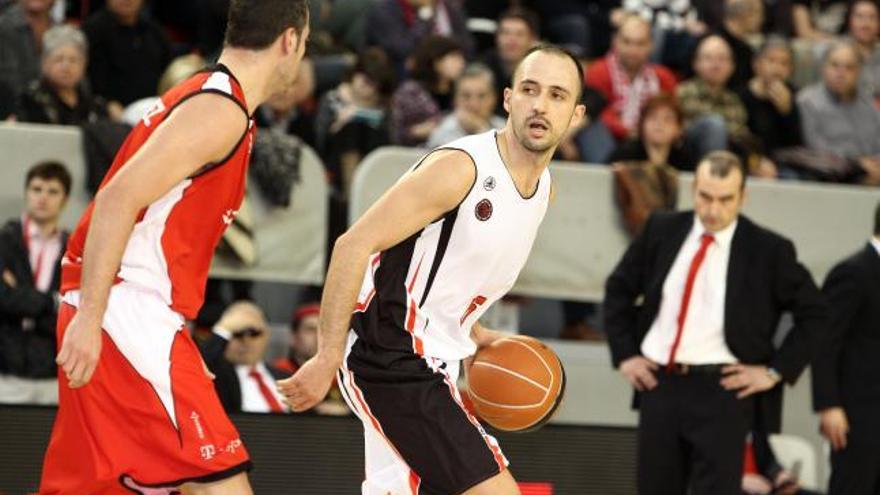 Chris Moss trata de evitar una canasta de Alfons Alzamora en el partido de ayer