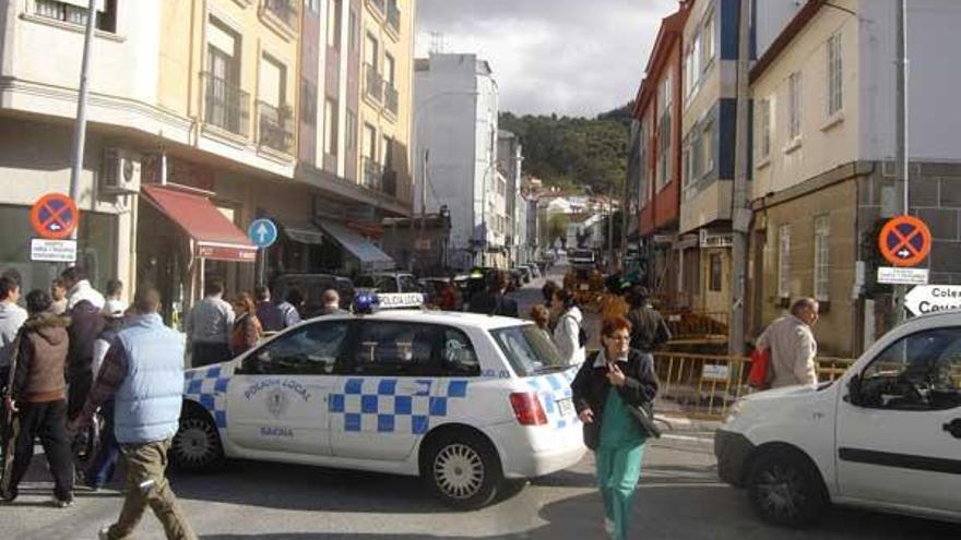 Decenas de vecinos se reunieron junto a la céntrica calle baionesa cortada por la fuga de gas.