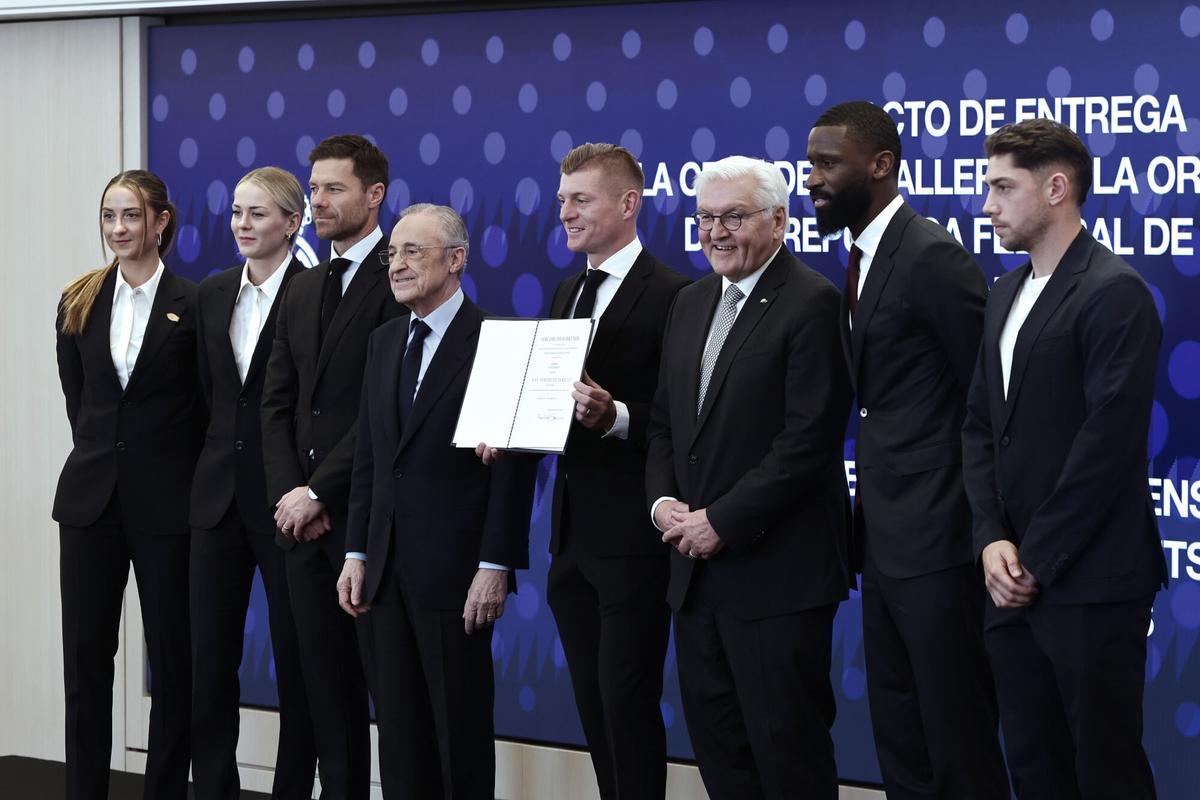 El exfutbolsita Toni Kroos(c), recibe la Cruz de Caballero de la Orden del Mérito de la República Federal de Alemania de manos del presidente de Alemania, Frank-Walter Steinmeier (3i), junto al presidente del Real Madrid, Florentino Pérez (4i); el entrenador, Xabi Alonso (3i); los jugadores Antonio Rüdiger (2d) y Fede Valverde (d), y las jugadoras Merle Frohms (2i) y Sara Däbritz (i).