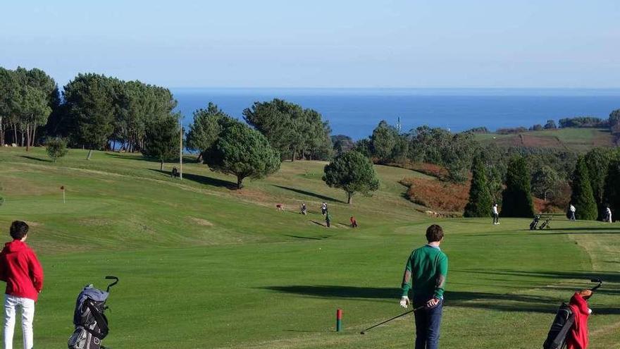 Golfistas en el campo riosellano de La Rasa de Berbes