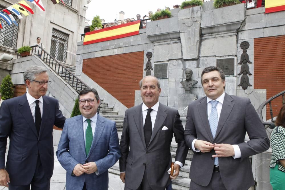 Un encuentro en la costa gijonesas y un homenaje a Alvargonzález