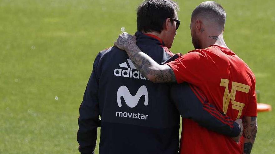 Sergio Ramos conversa con Julen Lopetegui en la concentración de Krasnodar antes de la destitución del seleccionador. // Efe