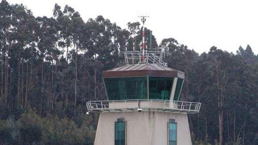 Torre de control del aeropuerto de Alvedro. / moncho fuentes