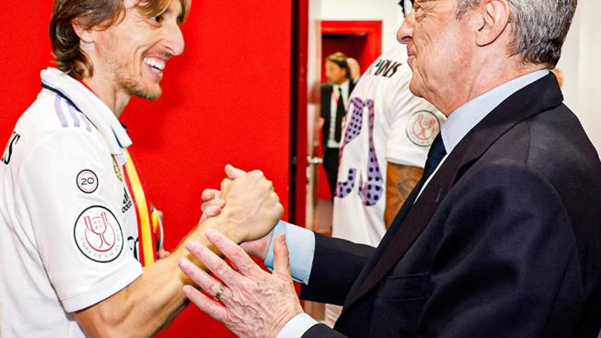 Florentino felicita a Modric por la consecución de la Copa en Sevilla.