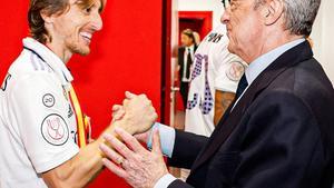 Florentino felicita a Mpdric por la consecución de la Copa en Sevilla. 