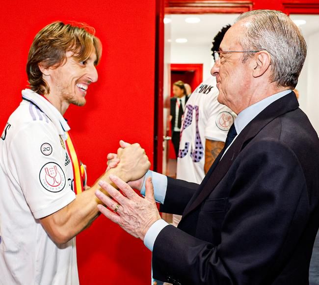 Florentino felicita a Modric por la consecución de la Copa en Sevilla.