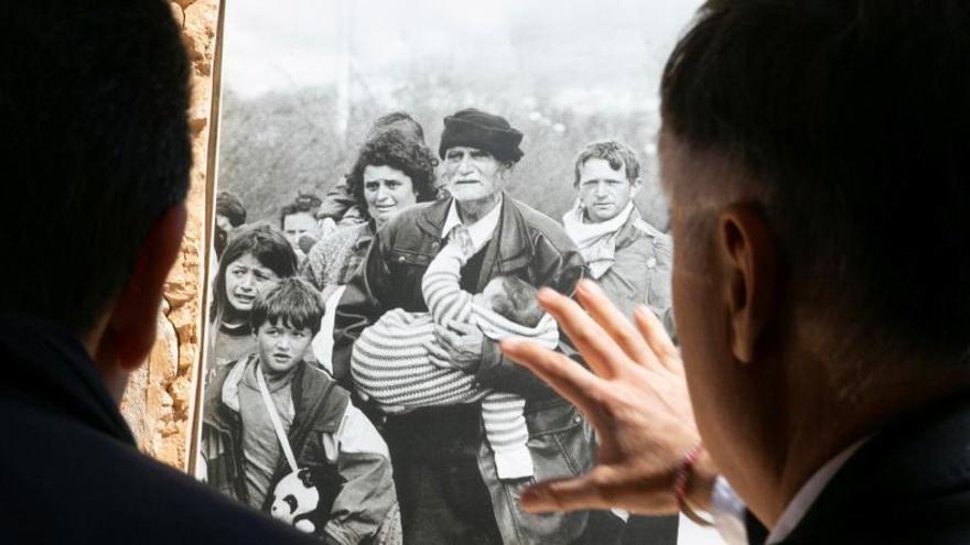 Gervasio Sánchez contempla sus fotos de la Guerra Civil.