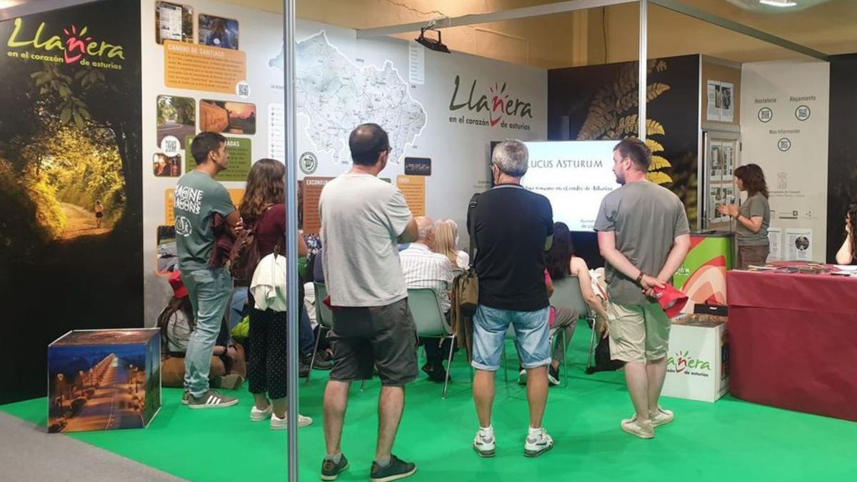 Público en el stand de Llanera durante una de las actividades del concejo en la Feria de Muestras. | A. Ll.