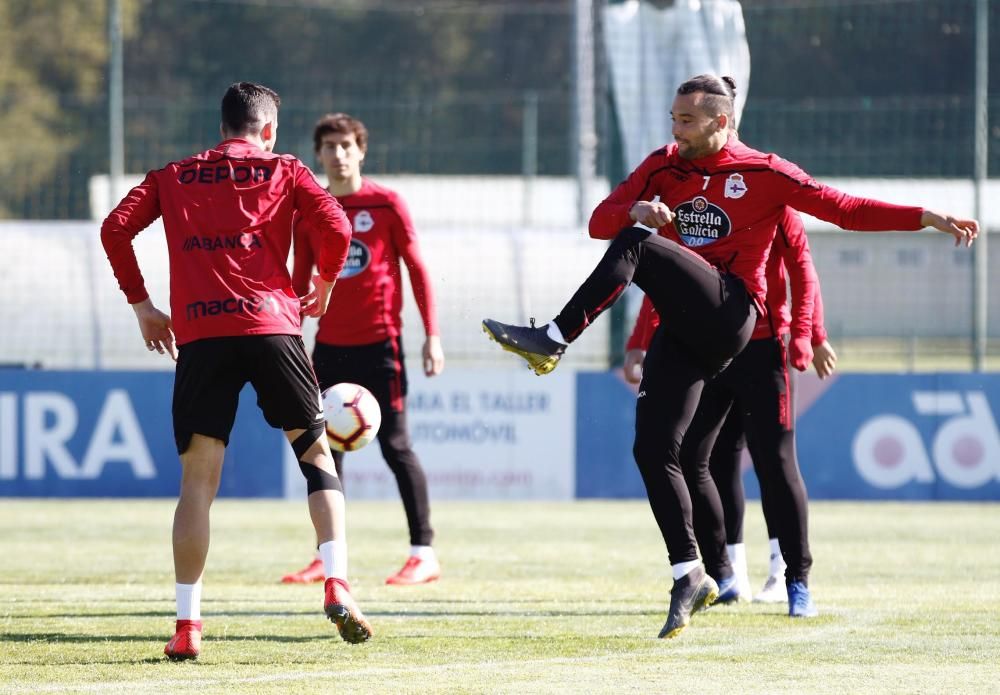 La plantilla se ejercita en Abegondo en la penúltima sesión de trabajo antes del partido del sábado en Pamplona contra Osasuna.