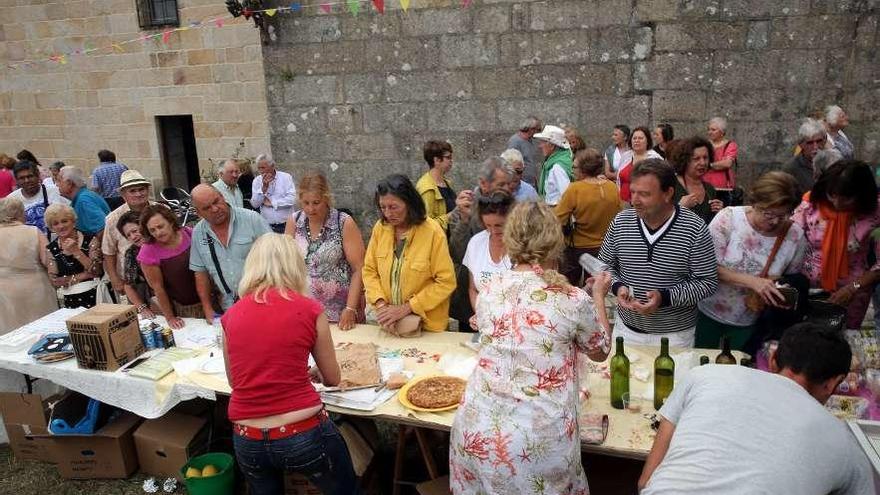 Asistentes en la comida popular celebrada ayer en Teis. // Marta G. Brea