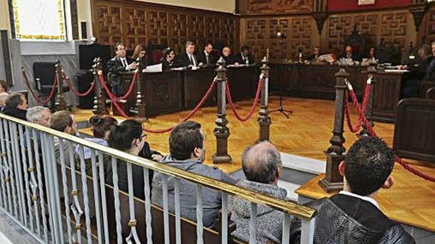 Los acusados escuchan las penas impuestas por la Audiencia Provincial.