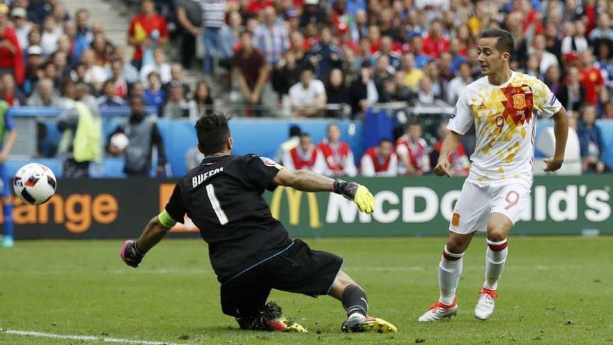 Lucas Vázquez, ante Buffon en una jugada anulada por fuera de juego del coruñés.