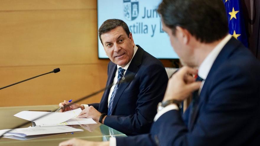 Los consejeros Fernández Carriedo y Suárez-Quiñones durante la rueda de prensa de ayer. | LETICIA PÉREZ / ICAL