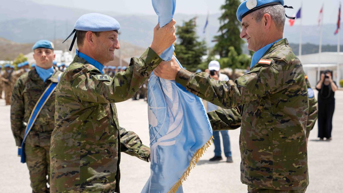 El general de brigada Ignacio Olazabal Elorz, jefe de la BRI X, recibe la bandera de la ONU.