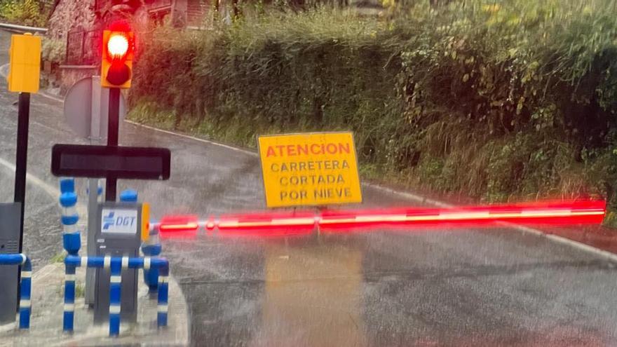 Señal acceso C0-4 en la barrera de la rotonda de El Peregrino, en Covadonga