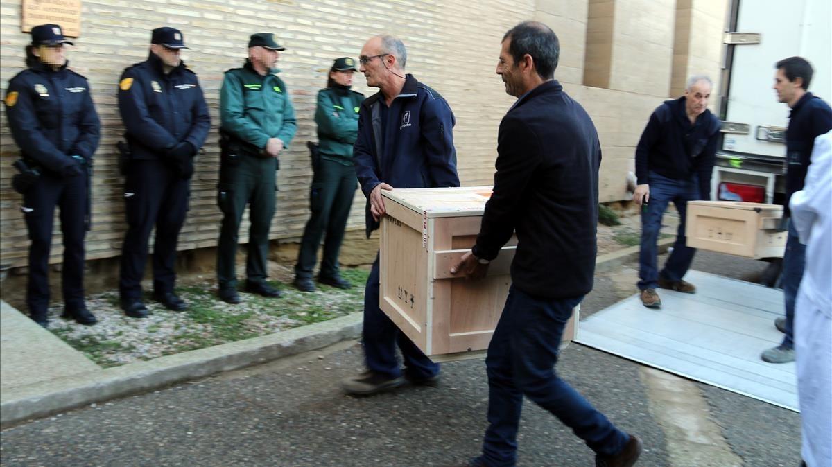 Operarios trasladan las piezas al monasterio de Sijena.