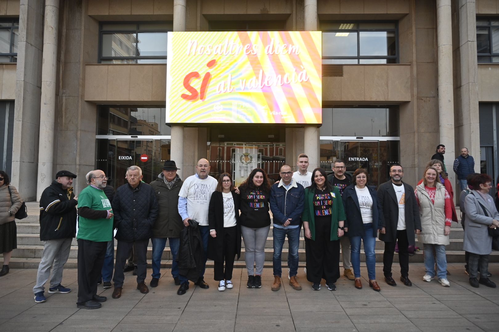 Vila-real es concentra davant la consulta lingüística per dir 'Sí al valencià'