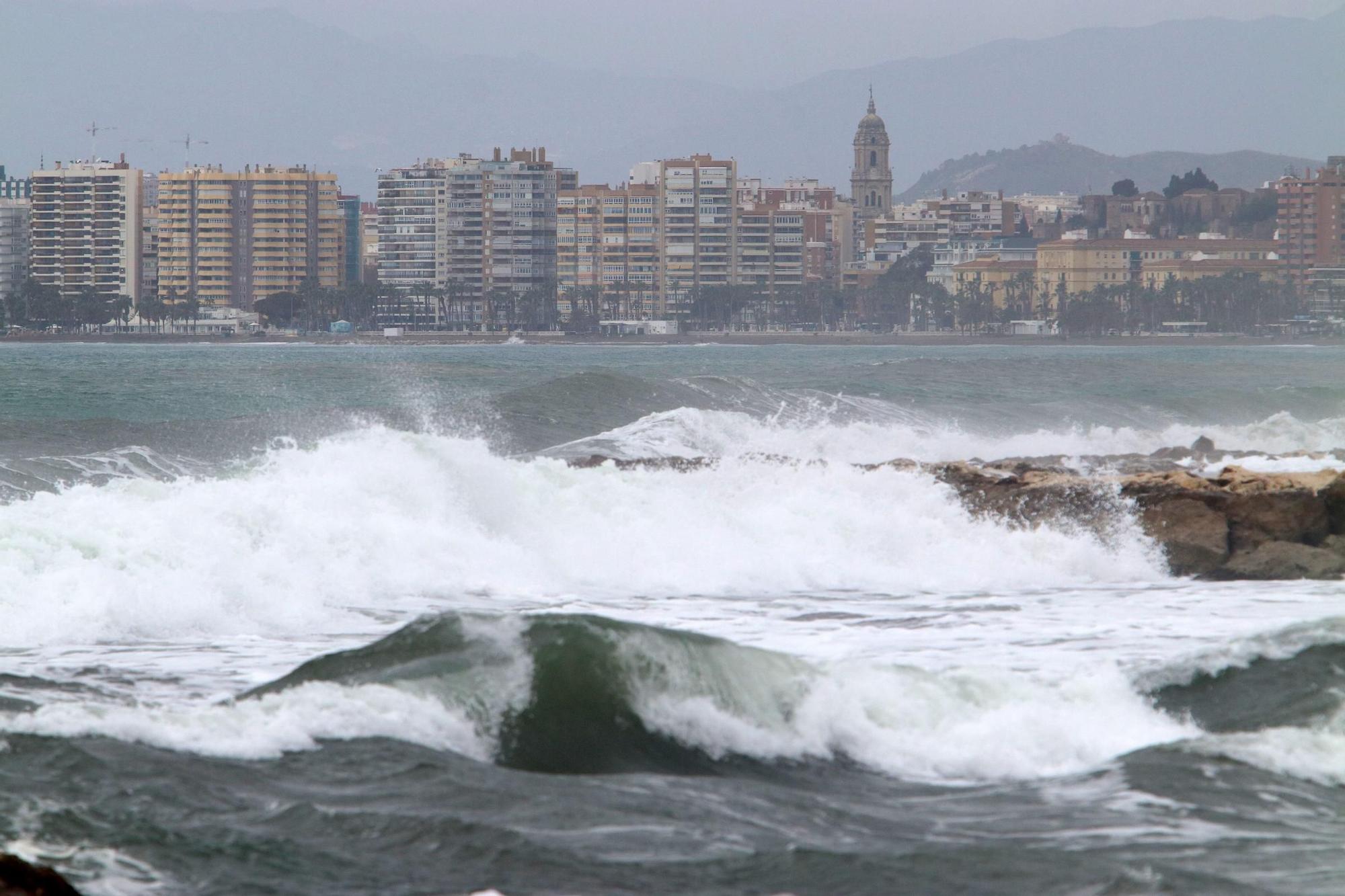 Temporal en la playa El Dedo con surfistas