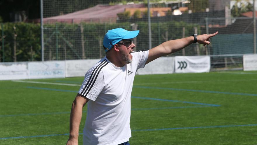 Edu Charlín da instrucciones en el partido de ayer entre Moaña y Allariz.