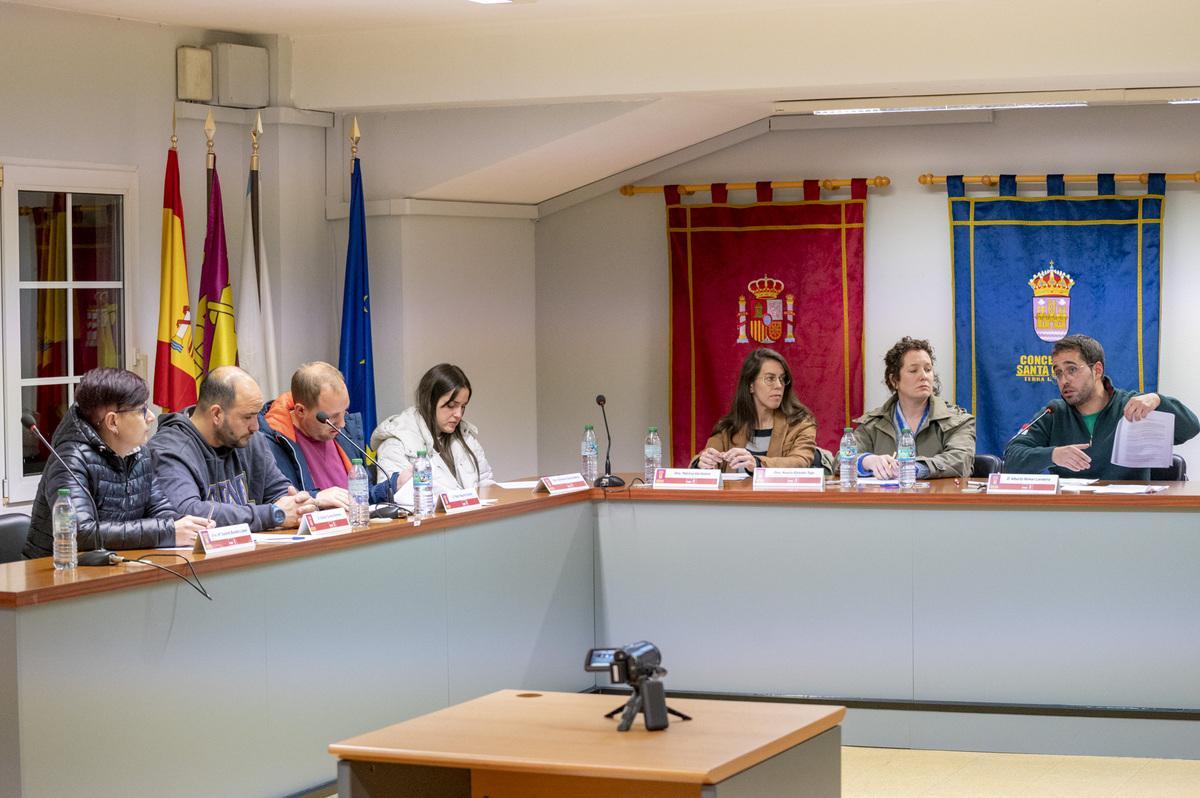 El alcalde de Santa Comba, derecha, sólo logró el apoyo d esu grupo al POS, absteniéndose el PP