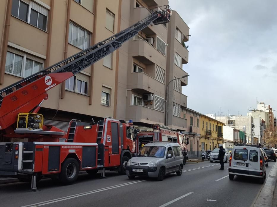 Desalojan un edificio en la calle Manacor de Palma por un incendio