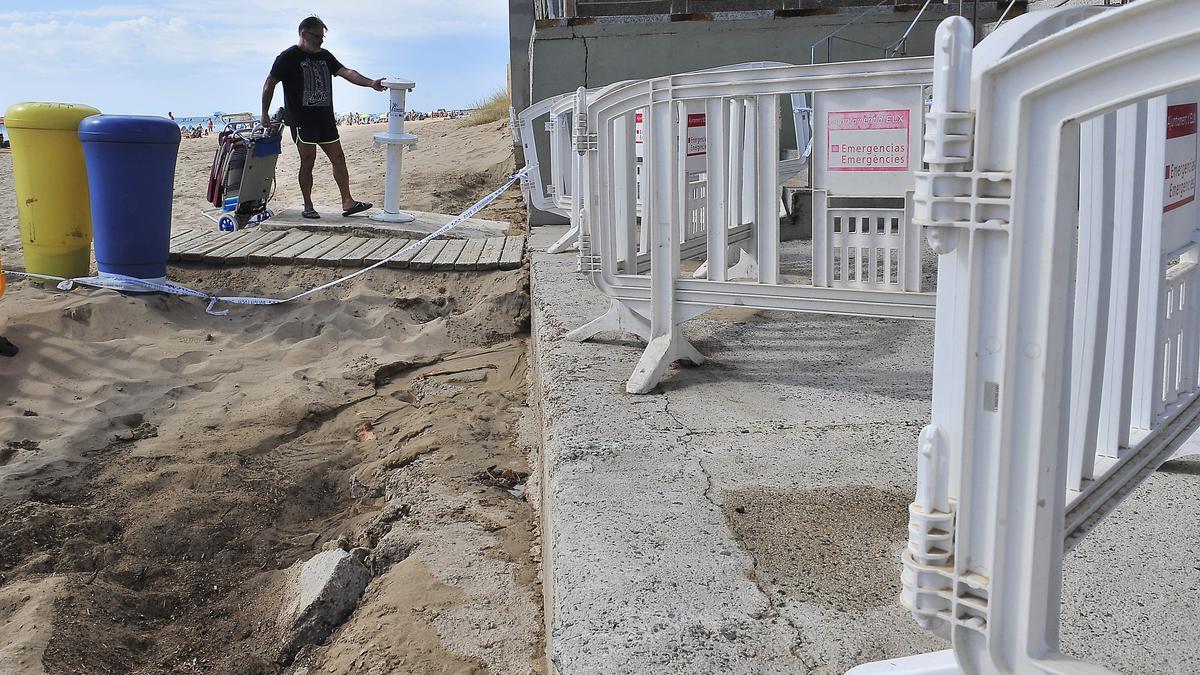 Uno de los acceso a la playa de Arenales del Sol