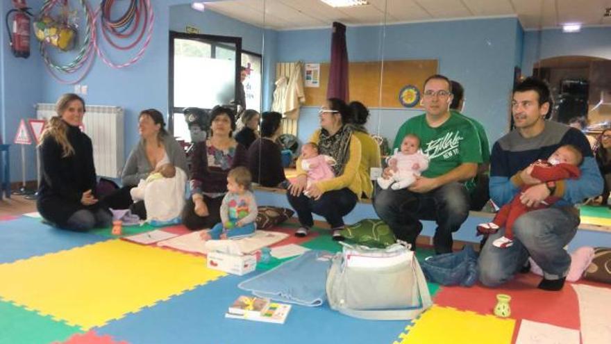 Patricia Solares, a la izquierda, con los padres y los bebés, al inicio de la sesión.