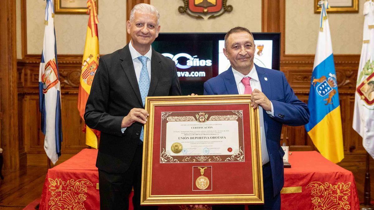 Entrega de la medalla de oro a la UD Orotava