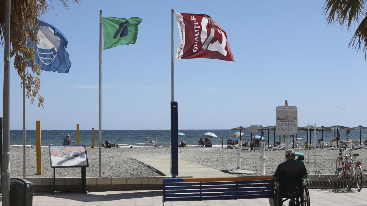 Banderas en las playas de Santa Pola por la calidad de sus aguas