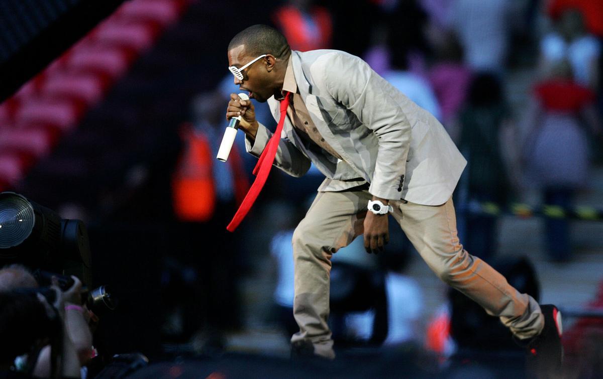 U.S rapper Kanye West performs on stage at Wembley stadium in north London, 01 July 2007, as 60,000 revellers join Princes William and Harry for the six-hour long extravaganza in memory of their late mother Diana. Prince William, who turned 25 on June 21, predicted it would be "an incredible night" of music after watching preparations being made Saturday for the event which is timed for what would have been his mother's 46th birthday. AFP PHOTO/LEON NEAL. RAP , CONCIERTOS , KANYE WEST _ PUBLICADA EPC 09/02/2008 P 71 _ CONCIERTO