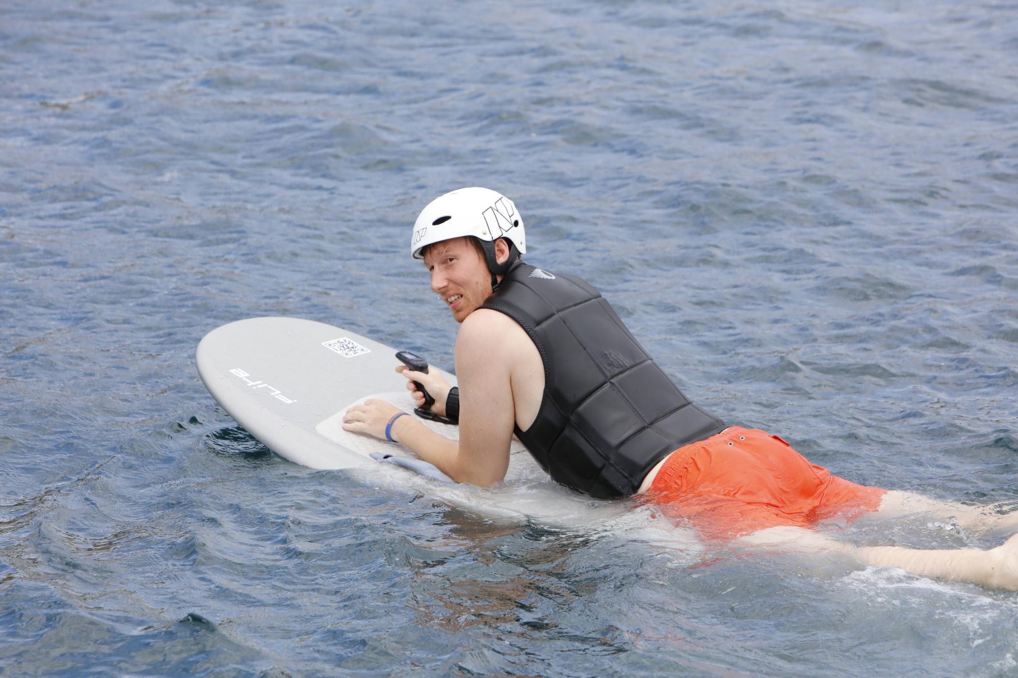 Mit dem E-Boot und dem elektrischen Surfbrett vor Mallorca unterwegs