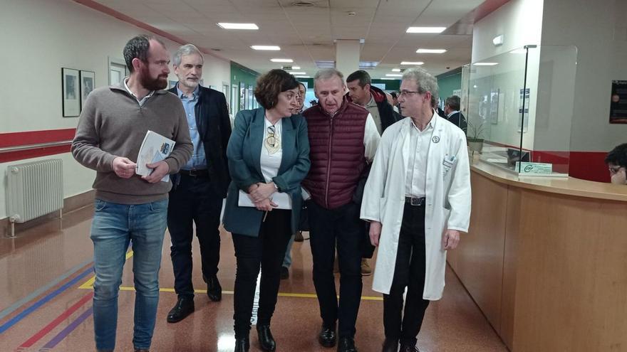 Conchita Saavedra, ayer, durante su visita al hospital de Arriondas.